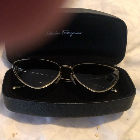 Salvatore Ferragamo gold rimmed cat eye aviators gold with case like new - Picture 7 of 14